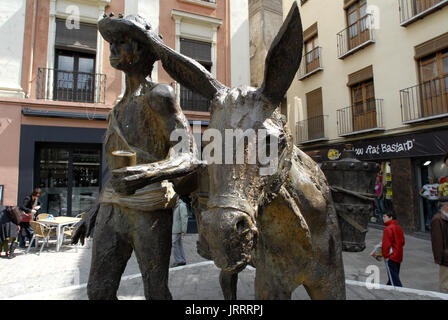 La tradizione uomo e burro asino statua a plaza de la romanilla in Granada Andalusia Spagna Foto Stock