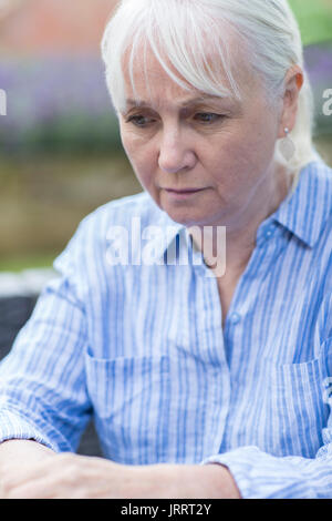 Testa e spalle colpo di preoccupato donna matura Foto Stock