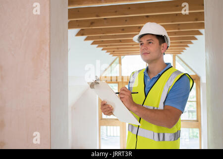 Ispettore edificio guardando alla nuova proprietà Foto Stock