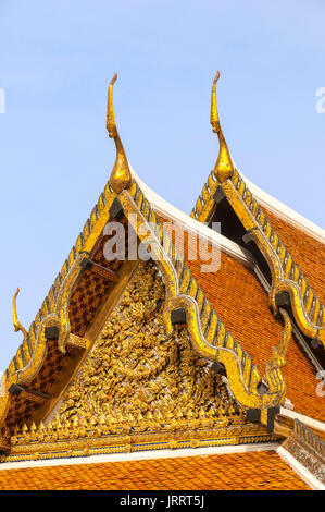 Tradizionale e intagliato guilded, gables e la gronda di un tetto su un Royal reception, pavillion al Rattanakosin Exhibition Hall, Bangkok, Thailandia Foto Stock