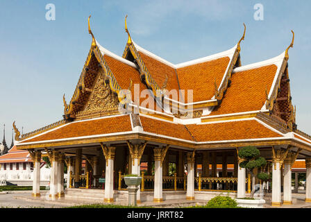 Tradizionale e intagliato guilded tetto per un Royal reception, pavillion al Rattanakosin Exhibition Hall, Bangkok, Thailandia Foto Stock