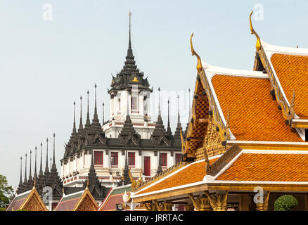 Tradizionale e intagliato guilded, gables e la gronda di un tetto su un Royal reception, pavillion al Rattanakosin Exhibition Hall, Bangkok, Thailandia Foto Stock