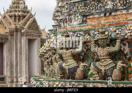 Antiche Figure cinesi decorate con piastrelle di ceramica, al Wat Arun tempio, sul Fiume Chao Phraya. Yai district, Bangkok, Thailandia Foto Stock
