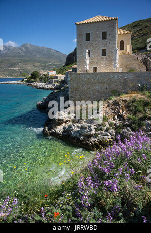 La primavera nelle mani a Itylo bay e il villaggio di pescatori di Limeni, sulla penisola di Mani MESSINIA, PELOPONNESO Meridionale, Grecia Foto Stock