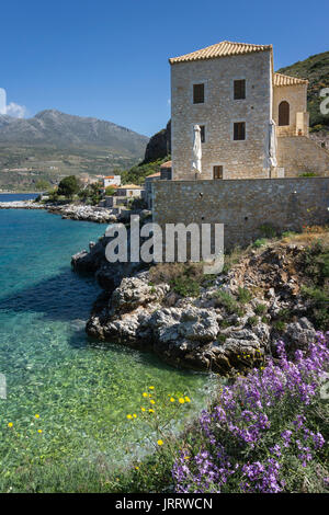 La primavera nelle mani a Itylo bay e il villaggio di pescatori di Limeni, sulla penisola di Mani MESSINIA, PELOPONNESO Meridionale, Grecia Foto Stock