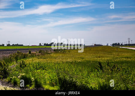 Un treno merci cale su una ferrovia attraverso il midwest vicino a Lexington, Nebraska. Foto Stock