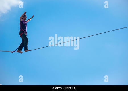 LUBLIN, Polonia - 29 luglio 2017- slackliner in città vecchia a livello urbano Highline Festival collocato in uno spazio della città di Lublino - il più grande spettacolo slacklining in Foto Stock