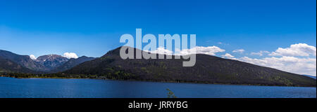 Il Grand Lake Colorado è il più grande e il più profondo lago naturale. Il Grand Lake è stato chiamato Spirit Lake dall'Ute tribù perché riteneva che il lago freddo wat Foto Stock