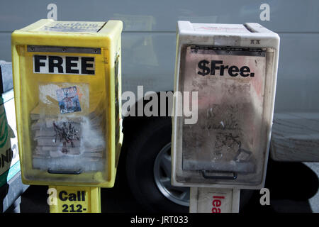 Giornale gratuito distributori automatici su strada a Manhattan, New York. Foto Stock