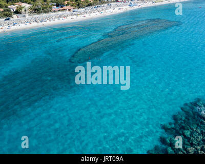 Fondo del mare visto dal di sopra, Zambrone beach, Calabria, Italia. Diving relax e le vacanze estive. Coste Italiane, spiagge e rocce. Vista aerea Foto Stock
