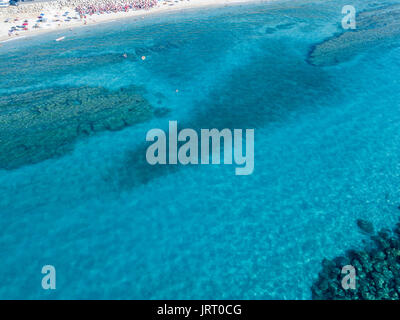 Fondo del mare visto dal di sopra, Zambrone beach, Calabria, Italia. Diving relax e le vacanze estive. Coste Italiane, spiagge e rocce. Vista aerea Foto Stock