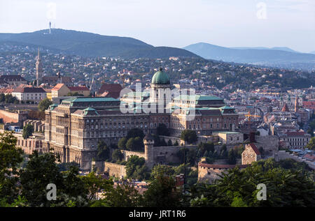 Il Castello di Buda. Vista dalla collina Gellert del Castello di Buda (Palazzo Reale) e la Collina del Castello, Budapest, Ungheria Foto Stock