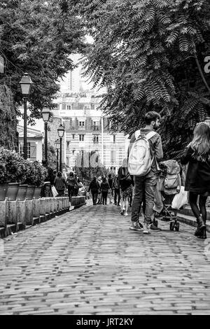 Small Alley sulla collina di Montmartre a Parigi - molto romantico spot - parigi / Francia - 24 settembre 2017 Foto Stock