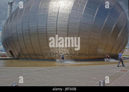 Gli amanti della mountain bike nel fossato Cineworld - Cinema IMAX di Glasgow a Glasgow Science Centre Foto Stock