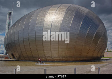 Gli amanti della mountain bike nel fossato Cineworld - Cinema IMAX di Glasgow a Glasgow Science Centre Foto Stock