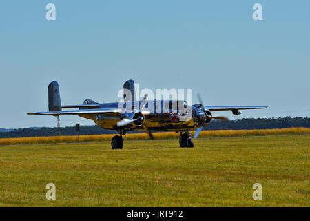 Airshow Memorial, 24 giugno 2017, a Roudnice, Repubblica Ceca. Chrome B-25 bombardiere Mitchell piano dalla II guerra mondiale in volo. Foto Stock