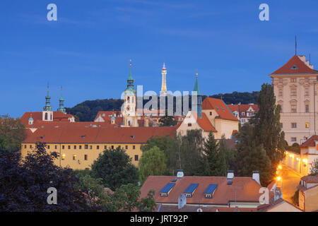 Convento dei Cappuccini, Praga - 30 Giugno: Convento dei Cappuccini in Piazza Loreto dopo scuro sulla luglio 21, 2017 a Piazza Loreto, Hradcany, Praga. Con surroun Foto Stock