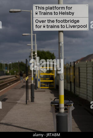 Ellesmere Port per la segnaletica di stazione che mostra il servizio limitato da questa piattaforma per treni a Helsby Foto Stock