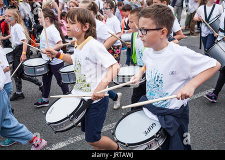 62/150 didascalia giovani bambini bianco marzo e suonare la batteria a Stockton International Riverside Festival parade Foto Stock