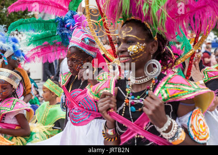 62/150 didascalia ccolorful una sfilata di giovani in abiti di abbagliamento a Stockton International Riverside Festival parade Foto Stock