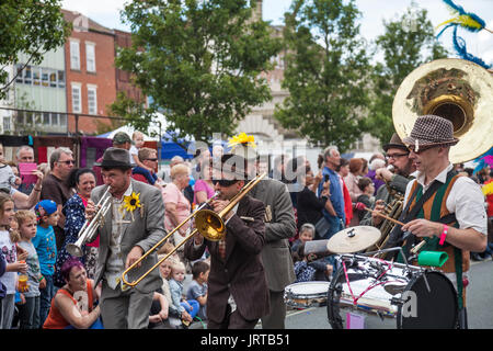 Didascalia Baghdaddies 62/150,musicisti, a Stockton International Riverside Festival parade Foto Stock