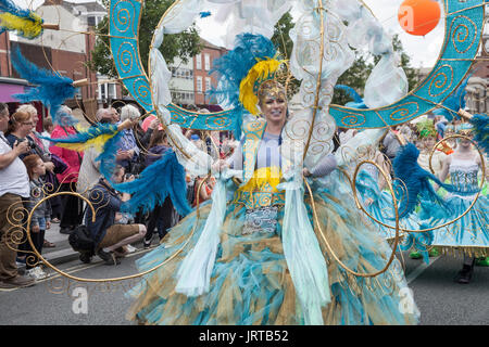 62/150 didascalia Colorfully vestito donna bianca a Stockton International Riverside Festival parade Foto Stock