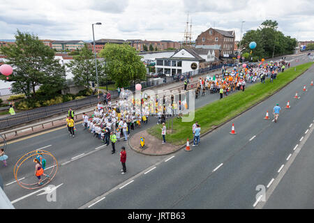 Didascalia 62/150 una vista in elevazione della parata giù per la strada lungo il fiume a Stockton International Riverside Festival Foto Stock