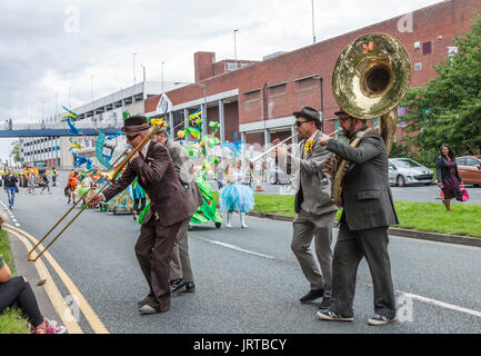 Didascalia Baghdaddies 62/150,musicisti, a Stockton International Riverside Festival parade Foto Stock