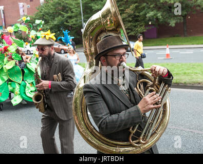 Didascalia musicisti 62/150 a Stockton International Riverside Festival parade Foto Stock