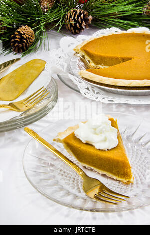 La prima fetta di torta di zucca è la torta con panna montata. Foto Stock