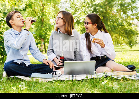 Ragazzini rilassarsi sul prato verde Foto Stock