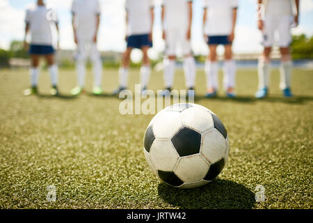 Sfera di erba in Junior Partita di calcio Foto Stock