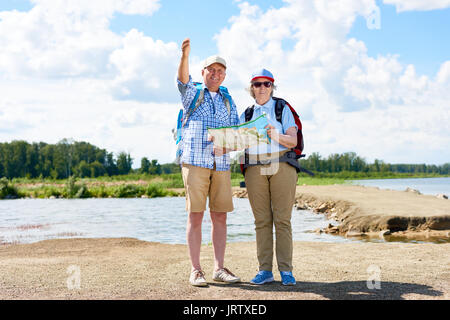 Paio di Active Senior viaggiatori in viaggio escursionistico Foto Stock
