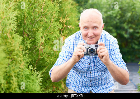 Felice l'uomo Senior di scattare foto in posizione di parcheggio Foto Stock