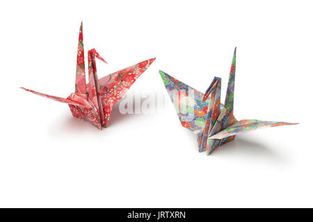Due carta origami gru uccelli su sfondo bianco Foto Stock