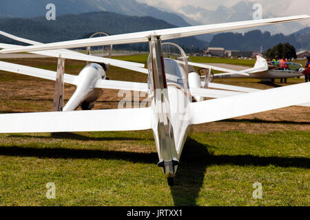Alianti ottenere pronto a volare nelle montagne di St Moritz Foto Stock