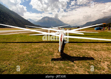 Alianti ottenere pronto a volare nelle montagne di St Moritz Foto Stock