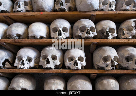 Cripta di San Leonards chiesa, Hythe, Kent, Regno Unito. Più grande collezione di antiche ossa umane e di teschi nel Regno Unito Foto Stock