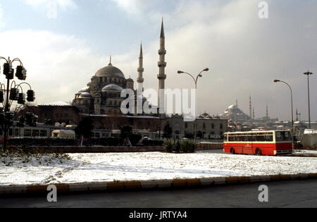 Il bus e il lato anteriore della nuova moschea (Yeni Cami) istanbul, Turchia Foto Stock