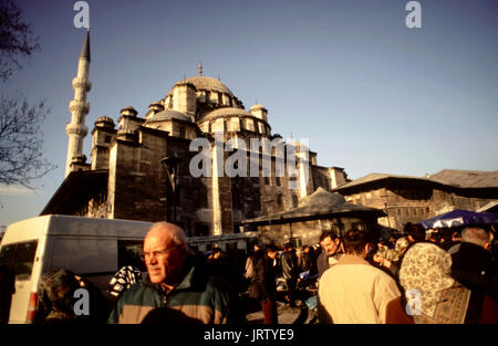 Mercato nella parte anteriore della nuova moschea (Yeni Cami) istanbul, Turchia Foto Stock