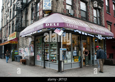 Il deli shop nel Lower East Side di Manhattan a New York City, Stati Uniti d'America Foto Stock