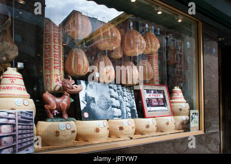 Auricchio provolone in di palo del cibo italiano vetrina in little italy a New York City, Stati Uniti d'America. Foto Stock