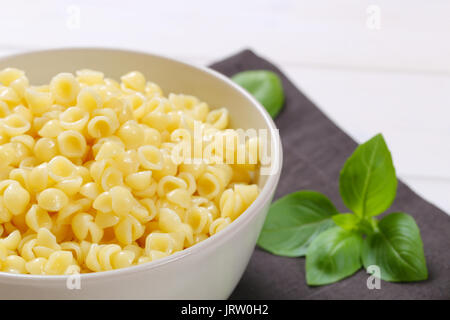 Ciotola di pastina gusci su grigio scuro posto mat - close up Foto Stock