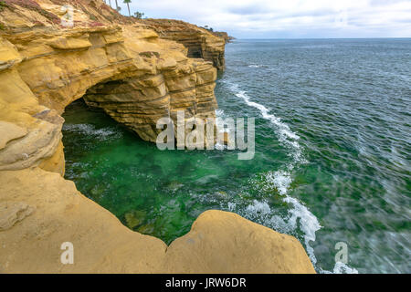 Grotte sulla costa di Point Loma con alta marea acque. La costa della California in un tardo pomeriggio durante l'estate Foto Stock