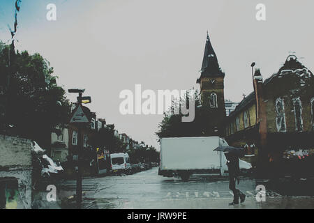 London street in pioggia ,estate britannica. Foto Stock