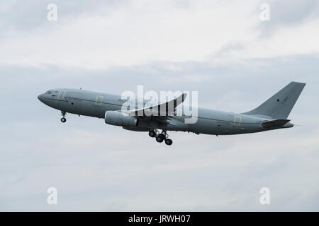 Un RAF Airbus KC2 Voyager decolla a Londra Stansted Foto Stock