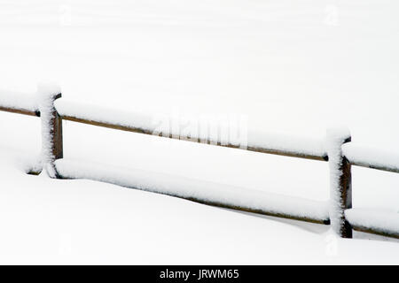 Coperta di neve recinzione di legno Foto Stock