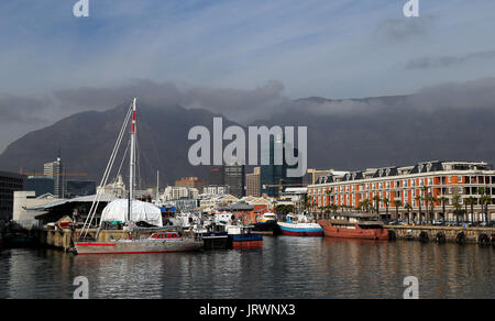 Una vista di V&A Waterfront con nubi su Table Mountain e Devil's Peak in background in Città del Capo Western Cape, Sud Africa. Foto Stock