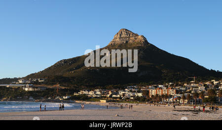 La spiaggia di Camps Bay con la testa di leone di montagna come si vede al tramonto in Città del Capo Western Cape, Sud Africa. Foto Stock