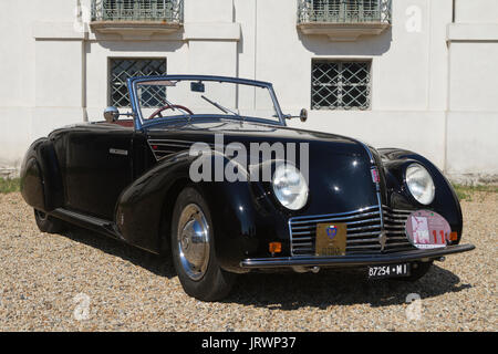 Un 1940 Fiat 1500 Cabriolet. Auto d'epoca e sportscar in mostra a Torino durante il Parco Valentino auto show. Foto Stock